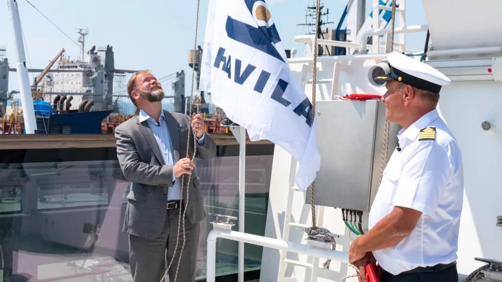 CEO Bent Martini raises the shipping company's flag on board Havila Polaris. To the right: Captain Kurt Harald Nærbø. (Photo: Martin Giskegjerde/Oclin)