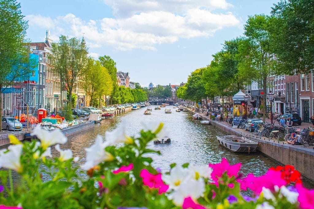 Amsterdam's Scenic Canals (Image sourced from Pixabay)