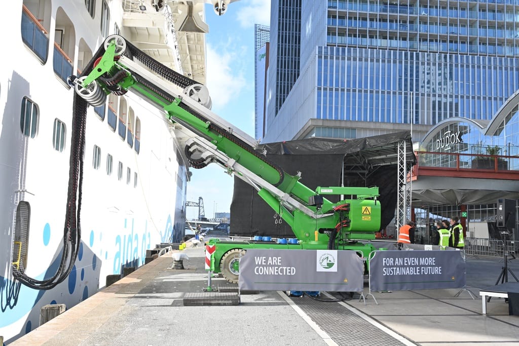 AIDAnova connecting to the shore power plant in Rotterdam