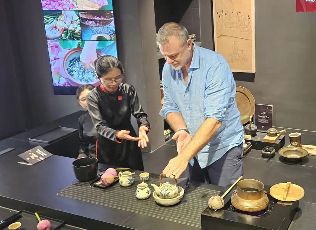 Steve Schwartz's “Rituals of Tea” seminar at World Stage