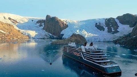Seabourn Venture at the Jakobshavn Glacier, Illulisszat, Greenland