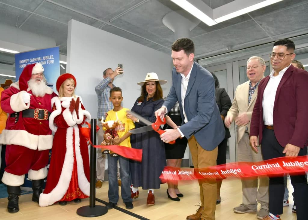 Travel Advisors from 'Vacations to Go' cut ribbon