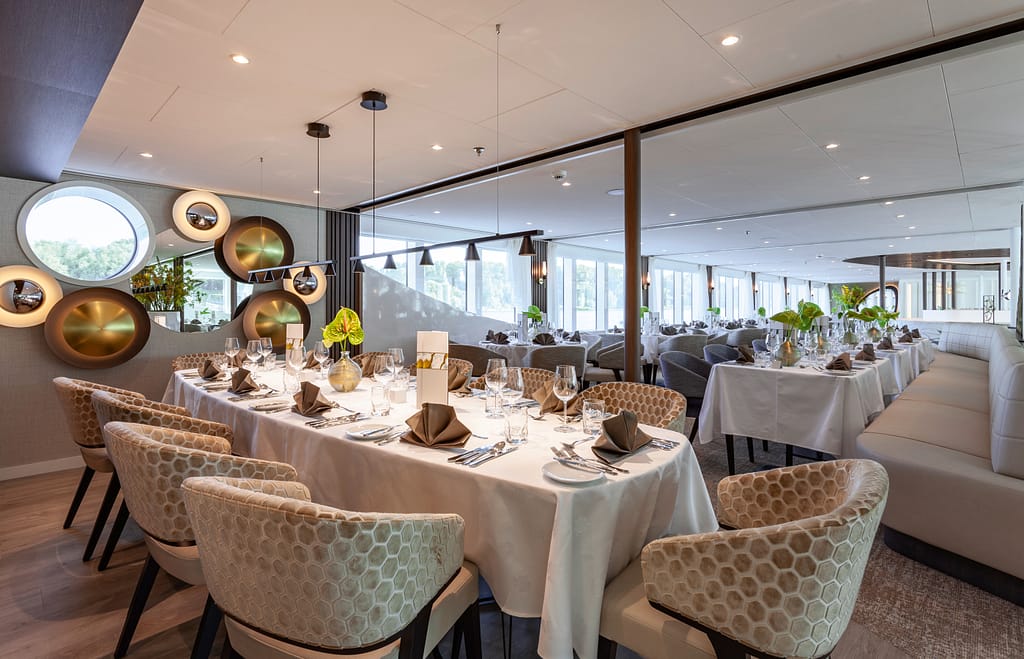 'Amadeus Cara', Panorama Restaurant Captains Table